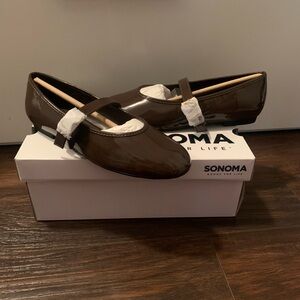 NIB brown patent Mary Jane flats